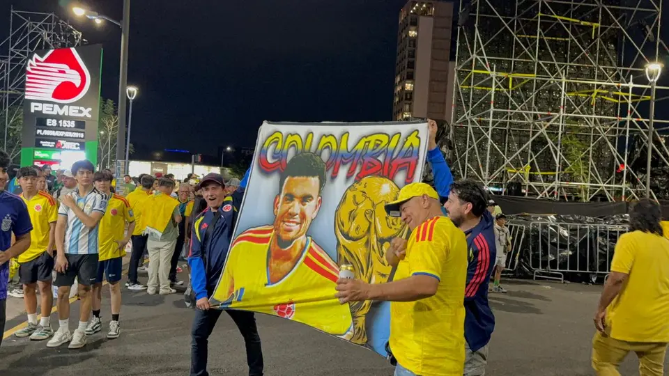 Aficionados colombianos con una pancarta de Luis Díaz | ALFREDO OLIVAREZ