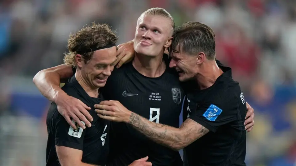 Erling Haaland festeja con sus compañeros | AP