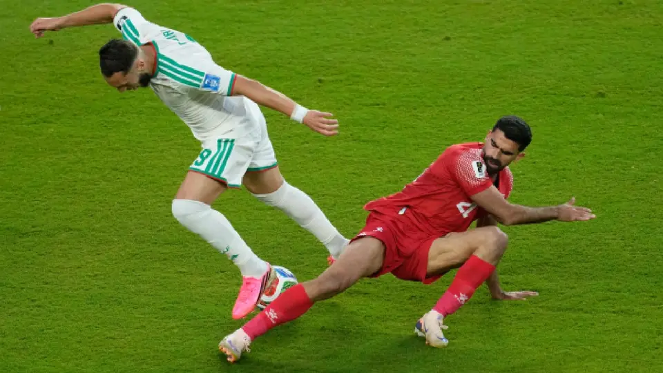 Nizar Alrashdan peleando por el balón con Amine Gouiri en el Argelia vs Jordania | AP