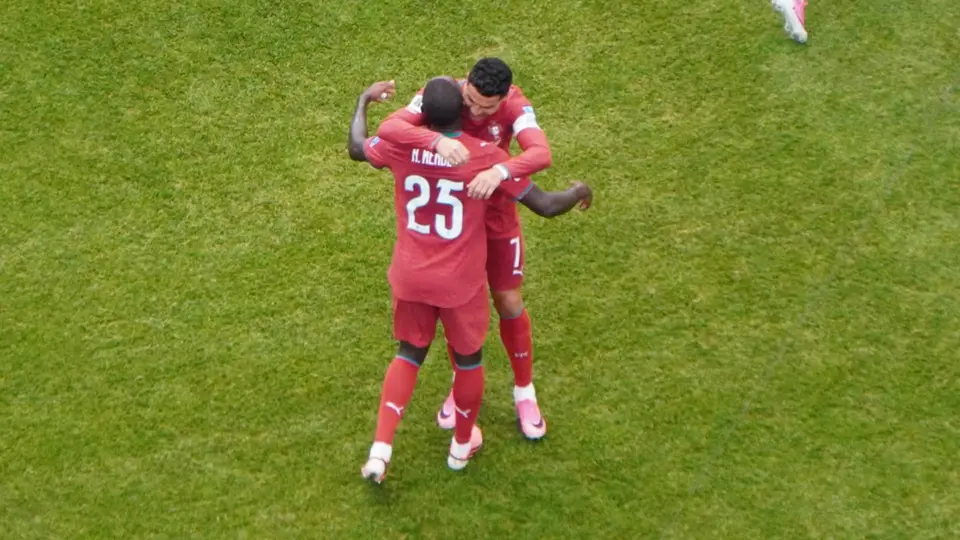 CR7 festeja con Nuno Mendes el segundo gol del partido | CARLOS PONCE