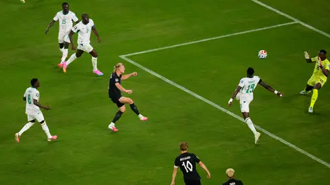 Erling Haaland, en acción de gol con Noruega | AP