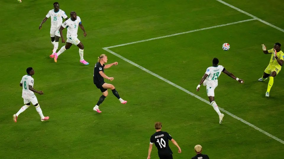 Erling Haaland, en acción de gol con Noruega | AP