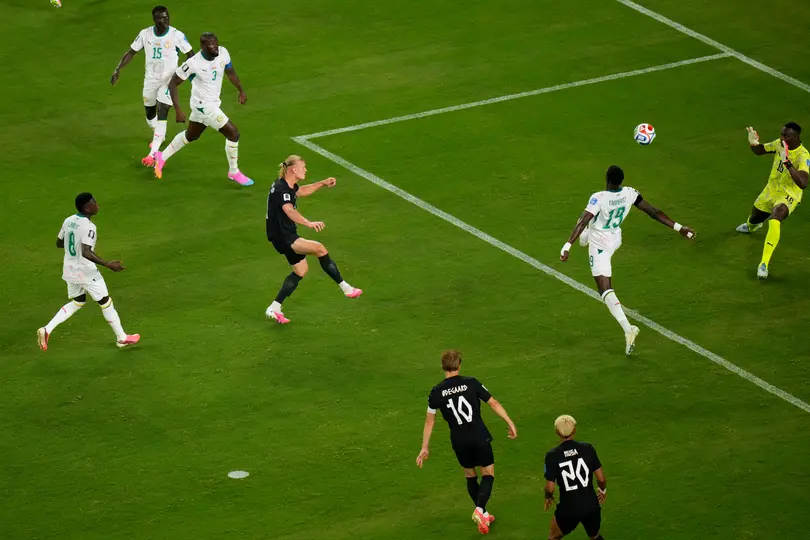 Erling Haaland, en acción de gol con Noruega | AP