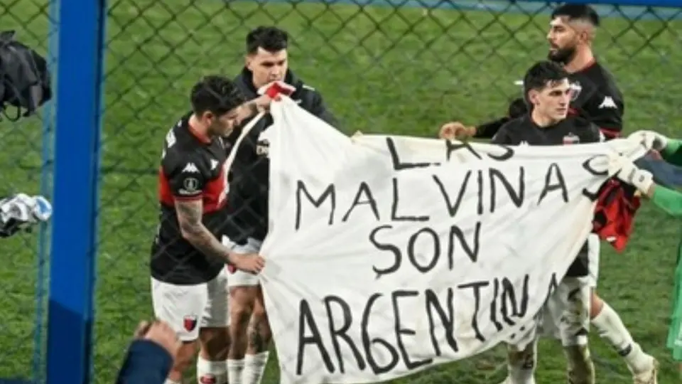 Bandera de Malvinas que nació en el Mundial reapareció en la Copa Sudamericana