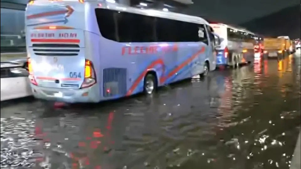 Las fuertes lluvias dejaron bajo el agua algunas zonas de Indios Verdes / Especial