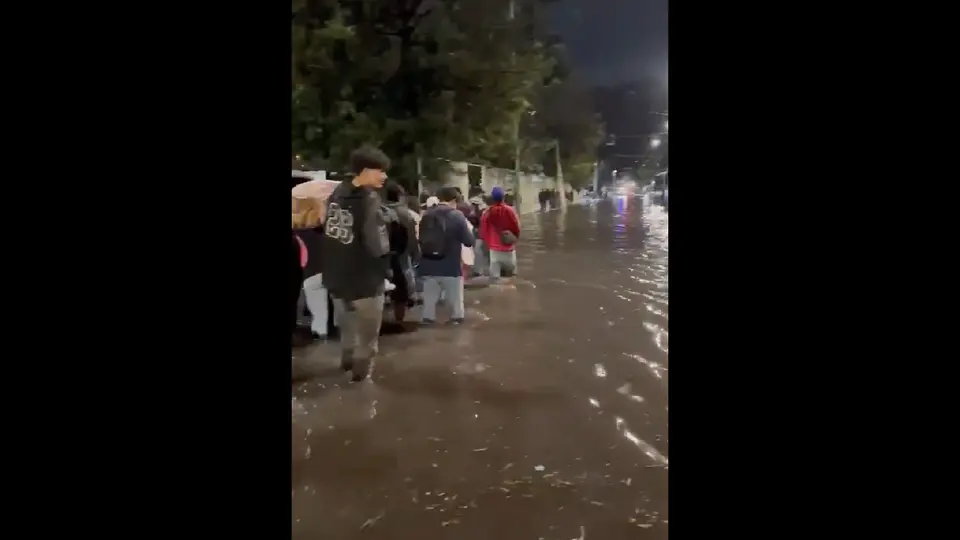Las personas tuvieron que caminar entre la inundación para llegar a sus destinos / Especial