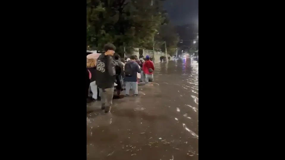 Las personas tuvieron que caminar entre la inundación para llegar a sus destinos / Especial