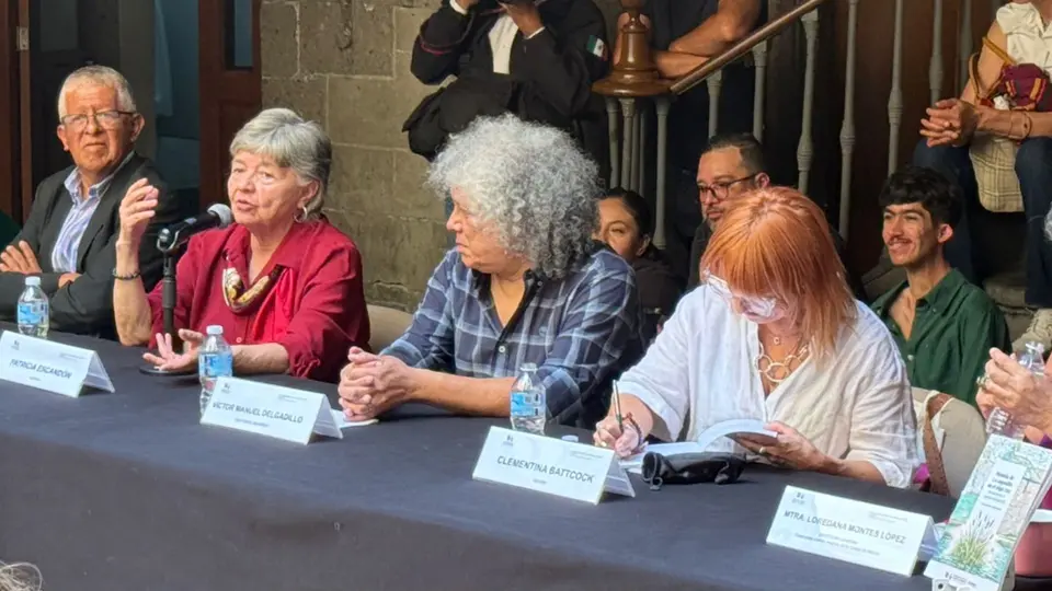 Salvador Guerrero junto a las autoras durante la presentación del libro / Gina Sánchez