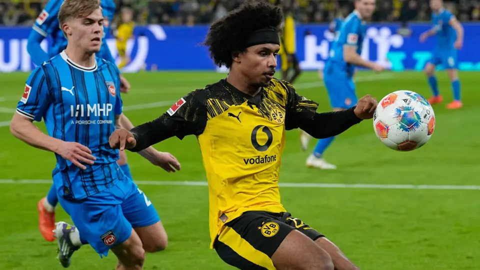 Adeyemi con el Borussia Dortmund en juego ante el Heidenheim | AP