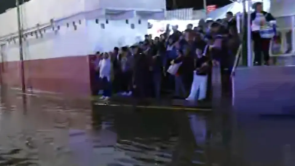 Muchas personas tuvieron que esperar a que fueran rescatadas o esperar a que el agua bajara / Especial