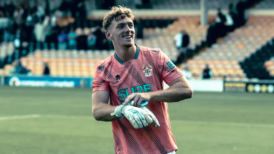 ¡Héroe inesperado! Defensor se pone los guantes y cuelga un cero en Tercera División Inglesa