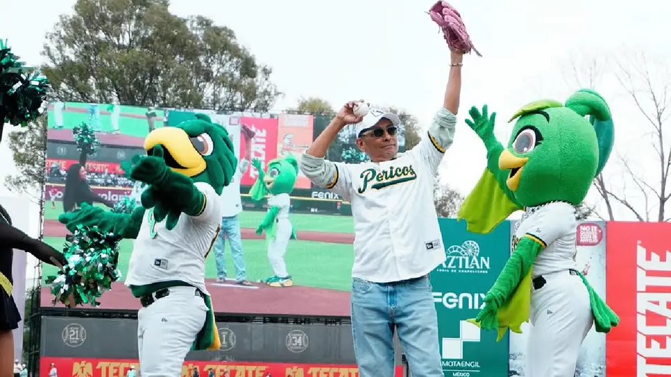 Jorge Campos cambia el futbol por el beisbol y lanza la primera bola en Pericos vs Diablos Rojos