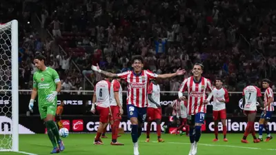 Hormiga González pone a Santiago Sandoval y Hugo Camberos como sus ‘sucesores’ en Chivas