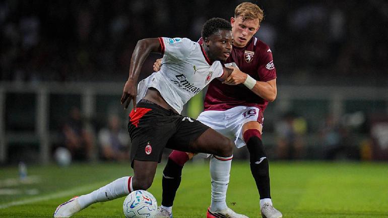 Cisse del AC Milan y Marcus Pedersen del Torino | AP
