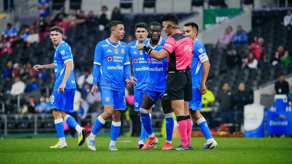 Jugadores de Cruz Azul reclaman al árbitro en el partido contra Atlas | IMAGO 7