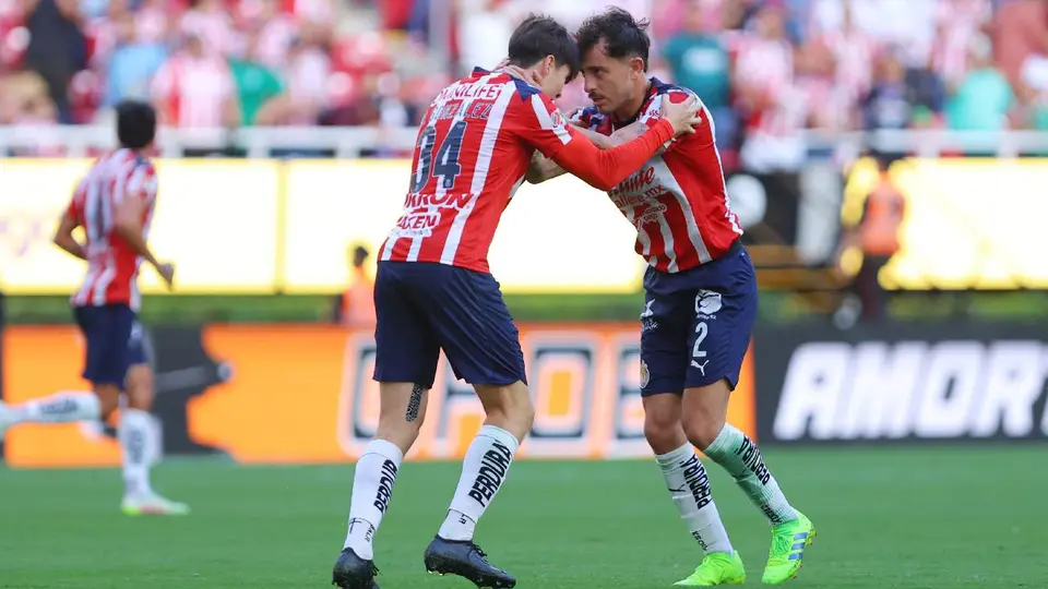 Armando 'Hormiga' González y Alan Mozo con Chivas | IMAGO7