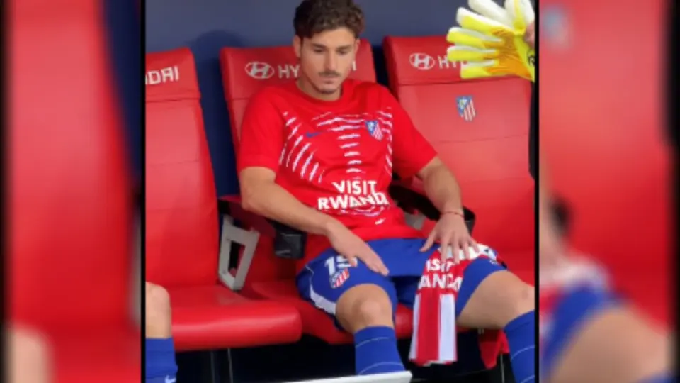 Julián Álvarez en el banquillo del partido de Atlético de Madrid contra Villarreal | CAPTURA DE PANTALLA