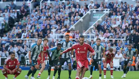 Liverpool saca empate agónico ante Newcastle en el debut de Andoni Iraola con los Reds en Premier League