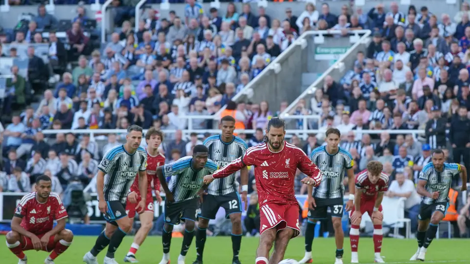 Liverpool saca empate agónico ante Newcastle en el debut de Andoni Iraola con los Reds en Premier League