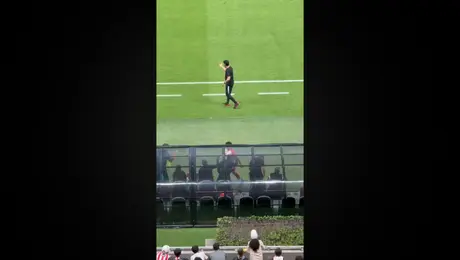 Abuchean a Gilberto Mora en el Estadio Akron