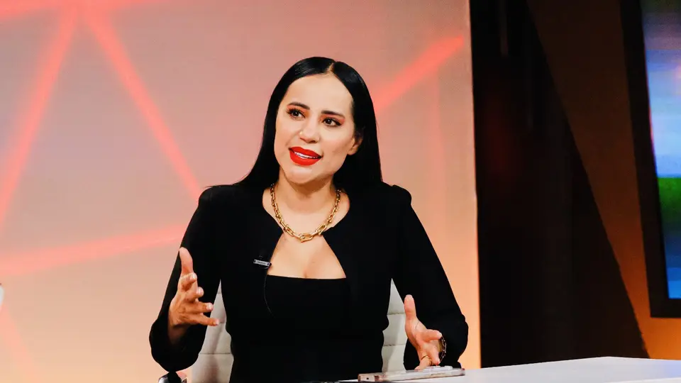 Sandra Cuevas reapareció en redes sociales con vendajes en el rostro tras someterse a una reciente cirugía./@sandracuevas_