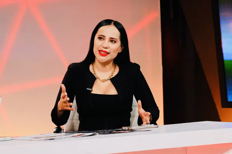 Sandra Cuevas reapareció en redes sociales con vendajes en el rostro tras someterse a una reciente cirugía./@sandracuevas_