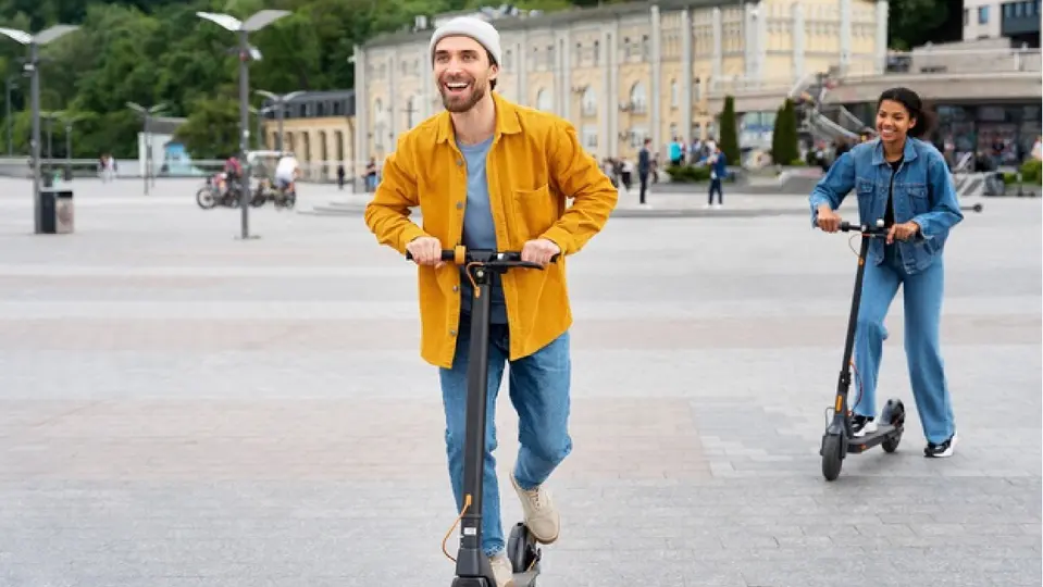 Moverse en scooter eléctrico por la Ciudad de México implicará cumplir con nuevas obligaciones / Magnific