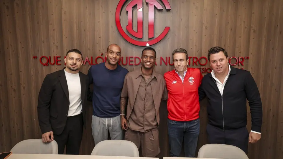 Helinho con la directiva de Toluca | tolucafc.com