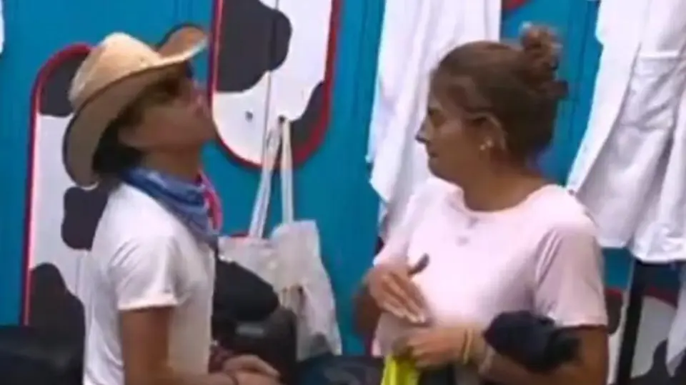 Kevyn Contreras recibió una cachetada de Azalia Ojeda durante un momento de convivencia en La Granja VIP 2. / Captura