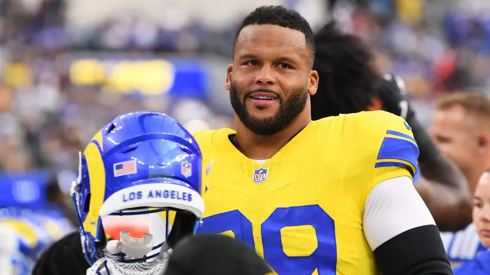 Aaron Donald en su primer partido con los Rams tras regresar del retiro | AP