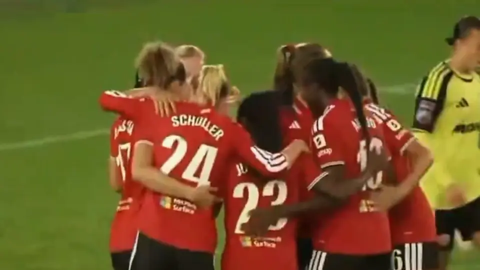 Jugadoras de Manchester United felicitando a Rebeca Bernal | CAPTURA DE PANTALLA