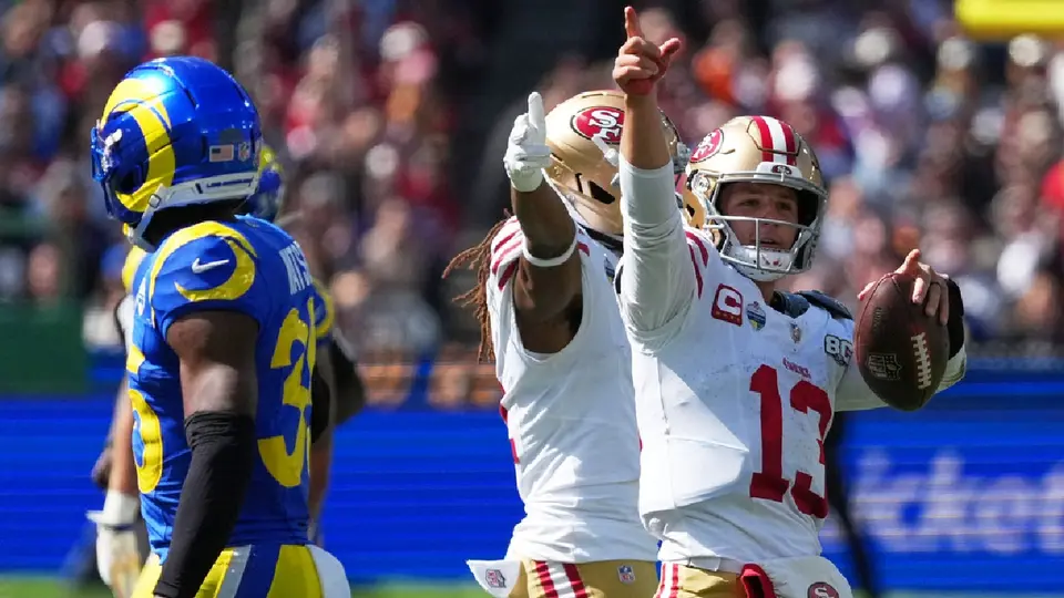 Brock Purdy haciendo la seña de primero y 10 en el juego ante los Rams | AP