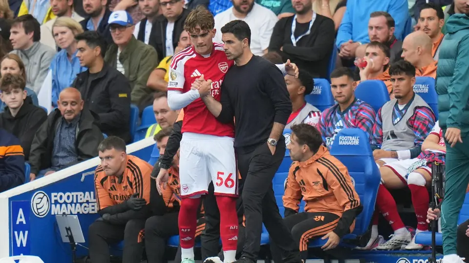 Mikel Arteta, entrenador de Arsenal, dando indicaciones a Max Downman | AP