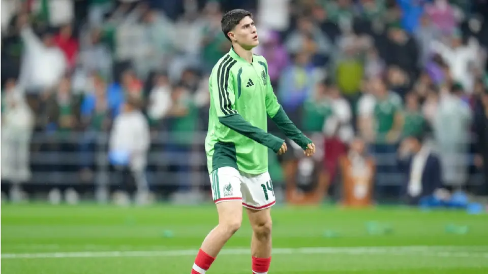 Armando González calentando en un partido de la Selección Mexicana | IMAGO7