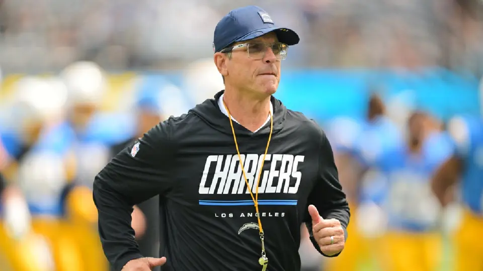 Jim Harbaugh, entrenador en jefe de los Charges, previo al partido ante los Raiders | AP