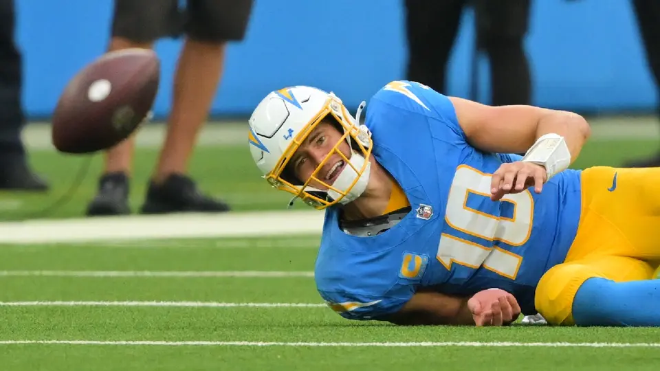 Justin Herbert tras perder el balón en el juego ante los Raiders | AP