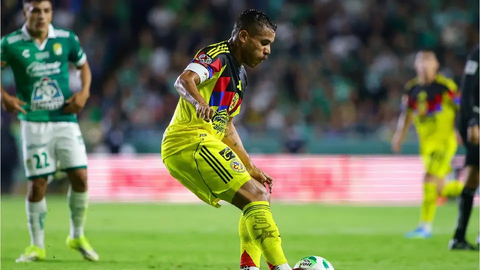 Jonathan Dos Santos enfrentando a León en un partido de Liga Mx | MEXSPORT