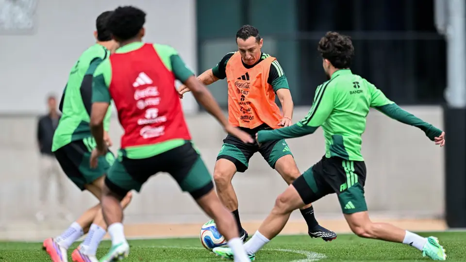 Andrés Guardado, auxiliar técnico, en el entrenamiento de la Selección Mexicana | IMAGO 7