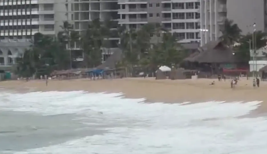 Habitantes y turistas deben tomar precauciones ante el fuerte oleaje / Captura de pantalla
