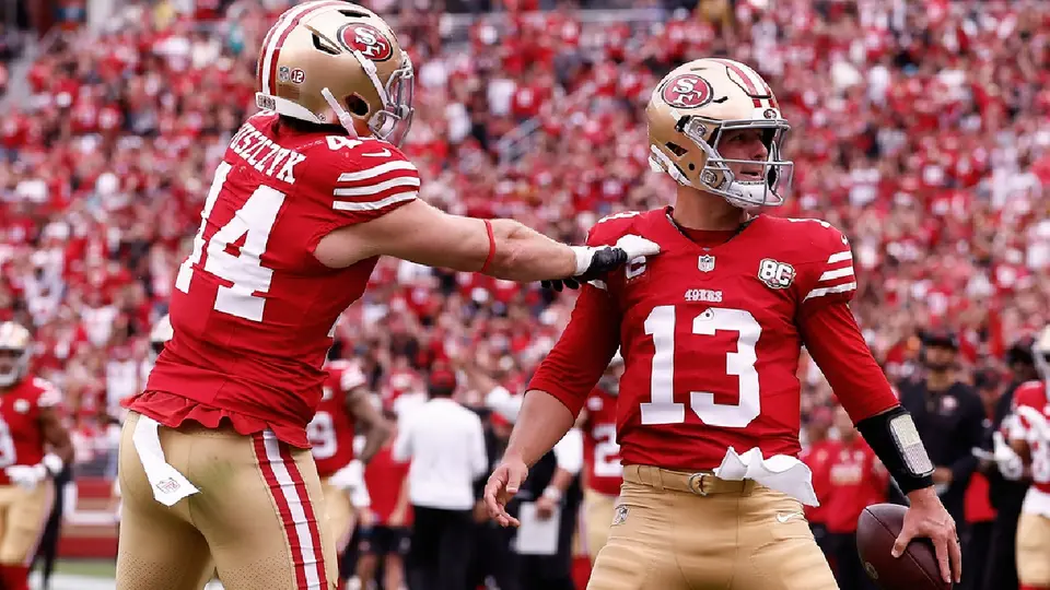 Brock Purdy celebrando anotación ante los Miami Dolphins | AP