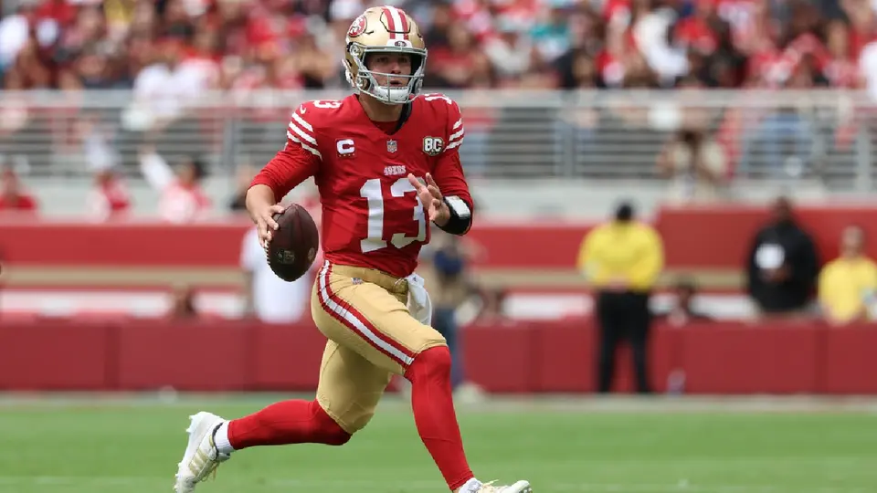 Brock Purdy llevando el balón por tierra en el Juego de Semana 2 de la temporada 2026 | AP
