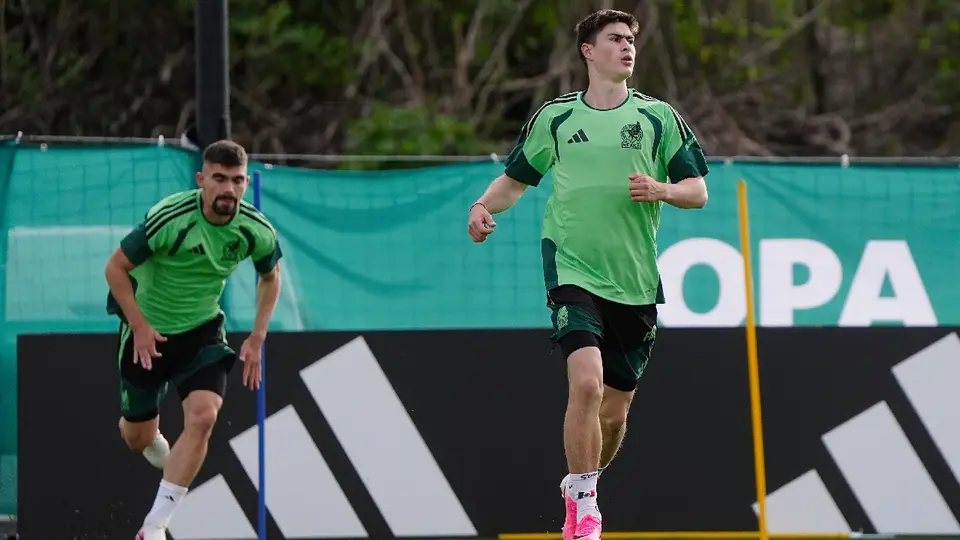 Armando González y Johan Vásquez en un entrenamiento con la Selección Mexicana durante el Mundial | IMAGO7