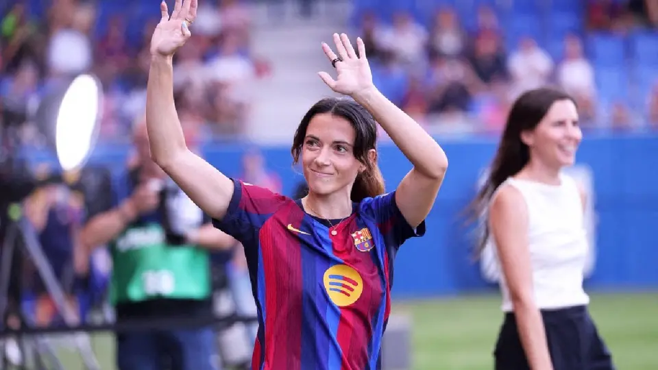 Aitana saludando a la afición en un partido del Barcelona | AFP