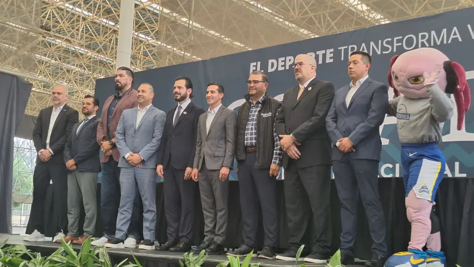 Integrantes de la CONADE y del básquetbol mexicano tras una conferencia de prensa| JOSÉ MORENO