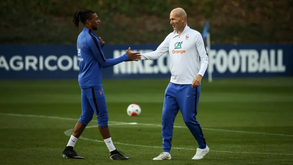 Michael Olise con Zinedine Zidane en la Selección de Francia | AP