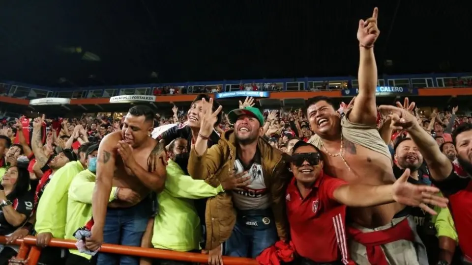 Atlas: Afición rojinegra celebró el Bicampeonato en la Glorieta de los Niños Héroes