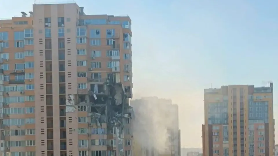 Video: Misil impacta edificio de apartamentos en Kiev