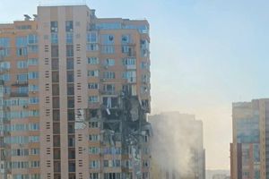 Video: Misil impacta edificio de apartamentos en Kiev