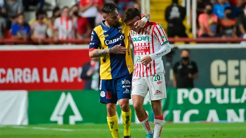 Sambueza consoló a Heriberto Jurado, juvenil de Necaxa que fue expulsado tras entrar de cambio