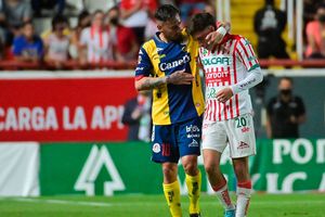 Sambueza consoló a Heriberto Jurado, juvenil de Necaxa que fue expulsado tras entrar de cambio